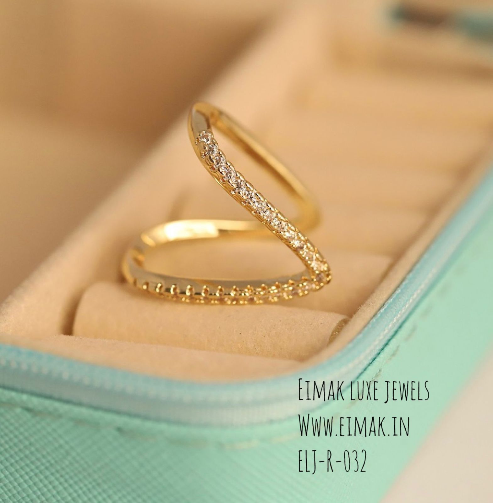 ELJ-R-032 Elegant V Sparkle Ring