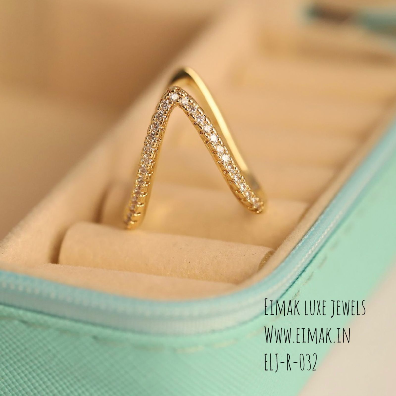 ELJ-R-032 Elegant V Sparkle Ring