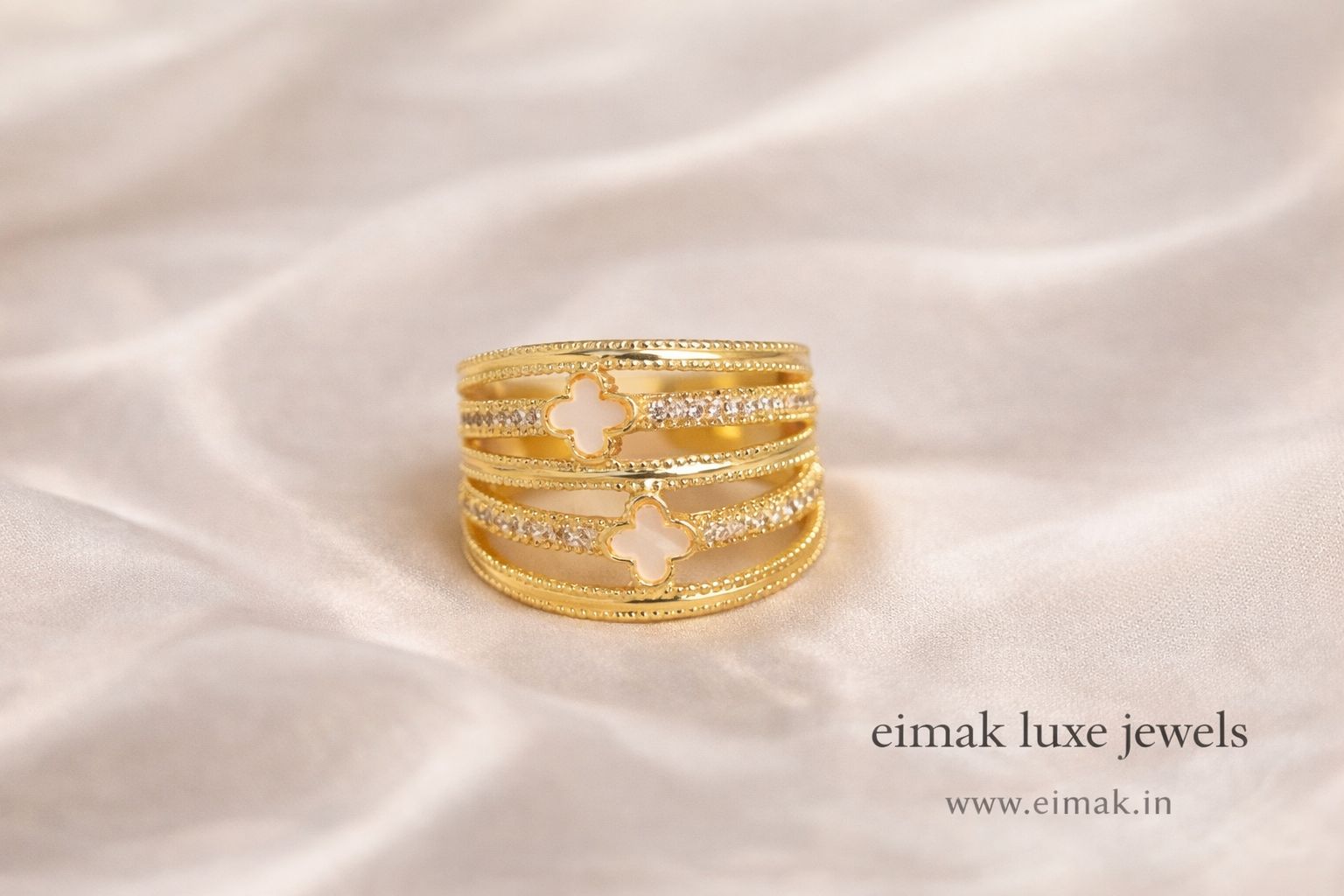 Golden Clover Luxe Band Ring