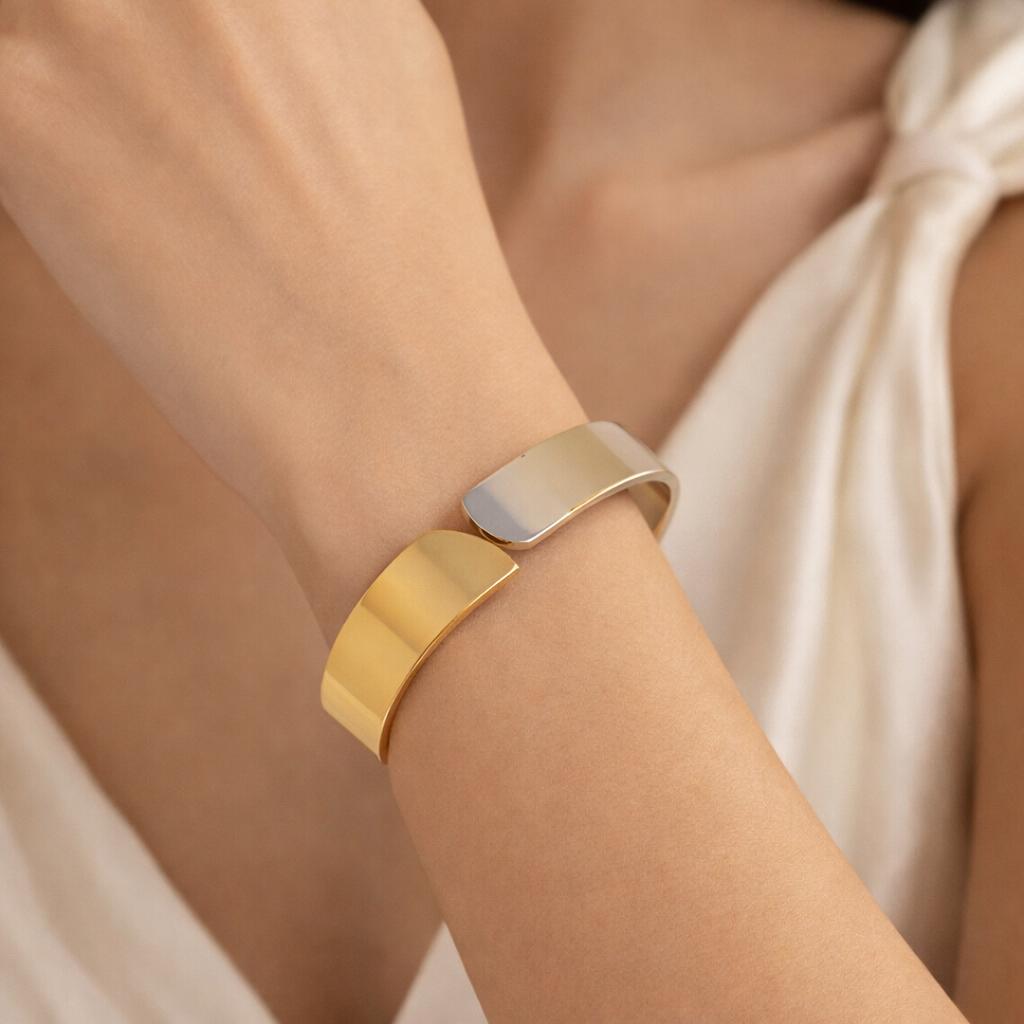 Aura sleek gold bangle
