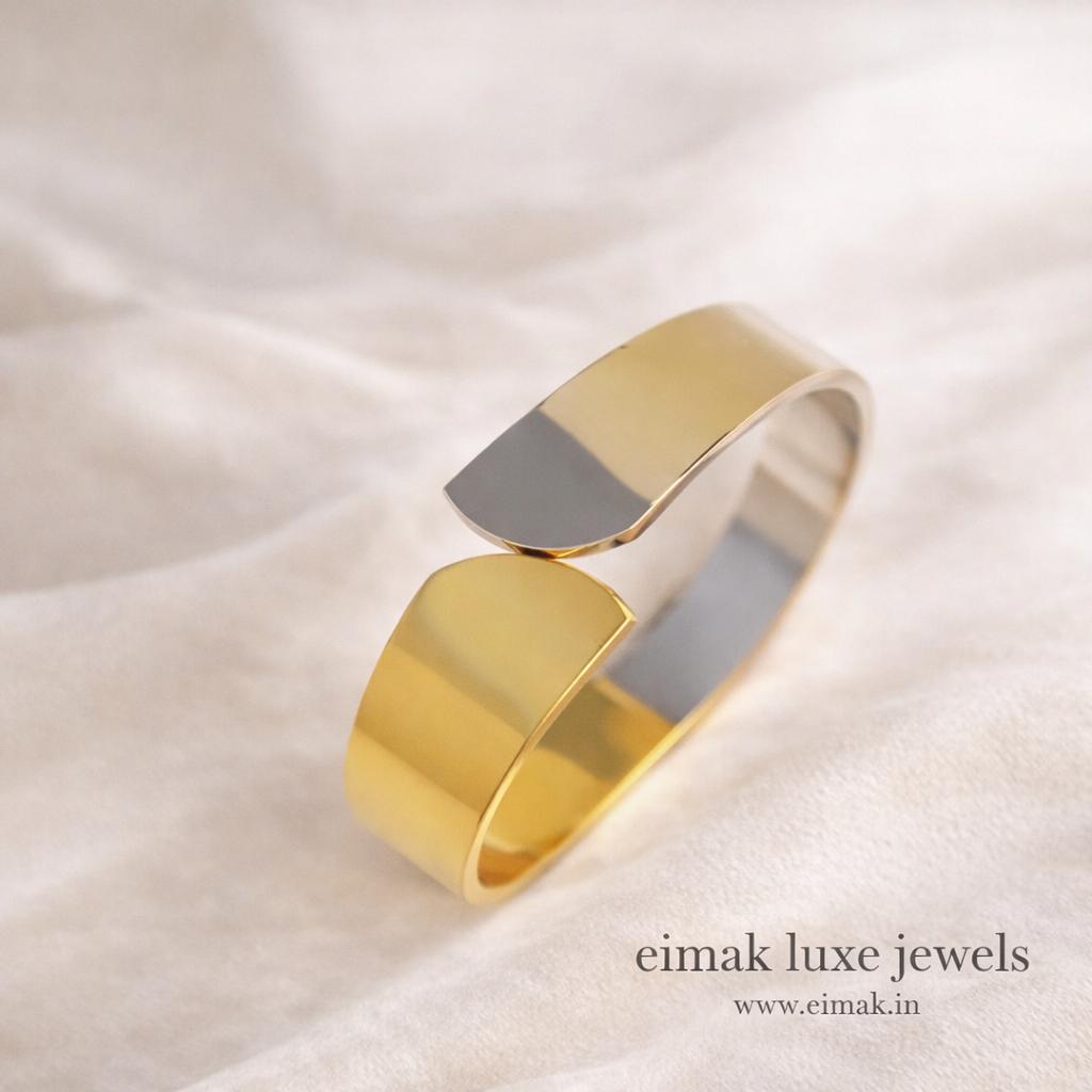 Aura sleek gold bangle